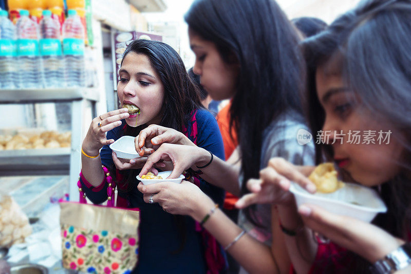 快乐美丽的女孩吃pani puri